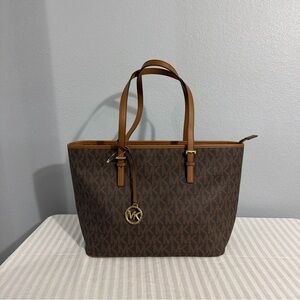 NWT Michael Kors Jet Set Medium Carryall Saffismo Brown Signature Tote Bag NWT